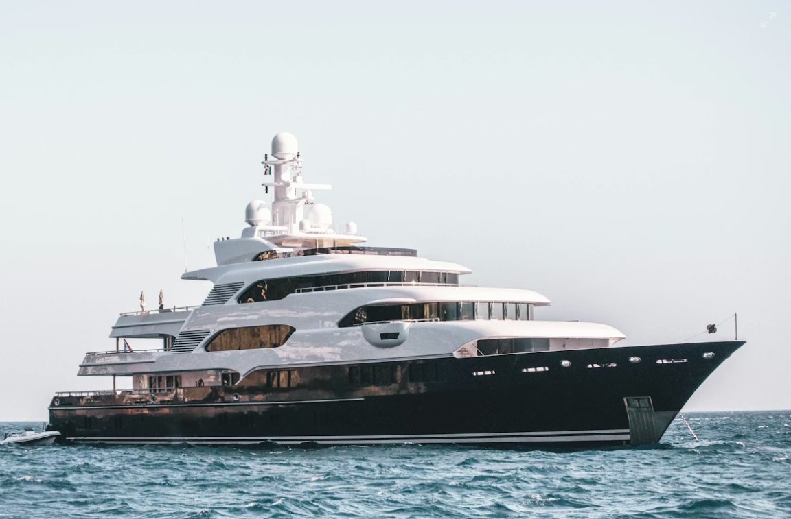 Motor yacht at sea – Elmar Zadar